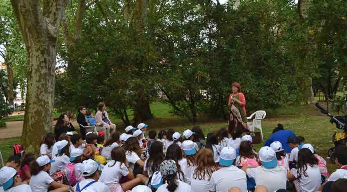 Manuela Ribeiro apresentou contos no parque Gazeta das Caldas