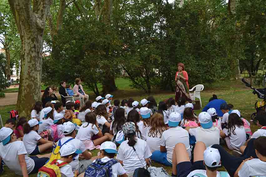 Manuela Ribeiro apresentou contos no parque