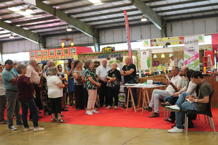 Livro “Novos Emigrantes” relançado na Expoeste no Dia do Emigrante