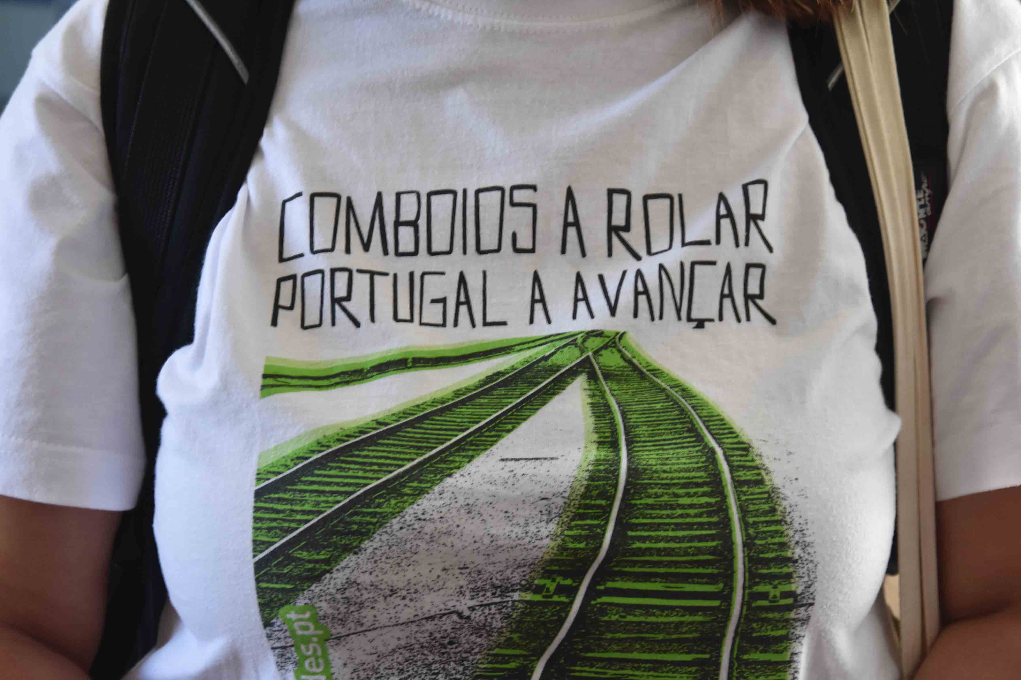 Os Verdes viajaram pela Linha do Oeste para defender o transporte ferroviário