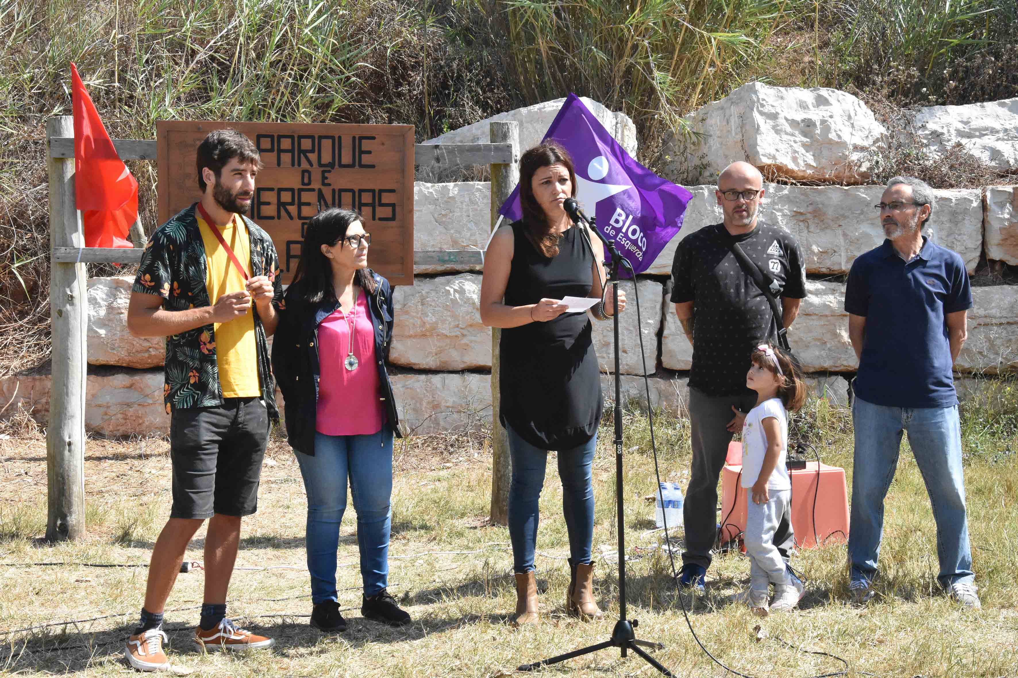 Marisa Matias foi à sardinhada do BE e comprometeu-se a ajudar os pescadores da Lagoa
