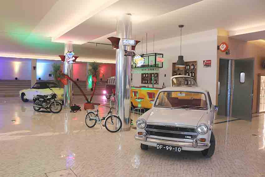 António Júlio criou um espaço para mostrar os seus automóveis clássicos