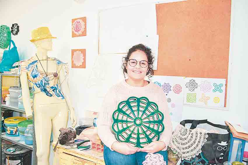 Artista plástica vende peças de cerâmica na loja da Gazeta