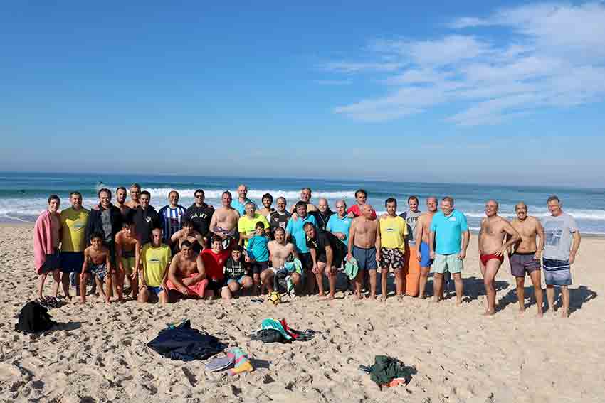 Phoz Plage cumpriu a tradição do primeiro banho do ano em manhã solarenga