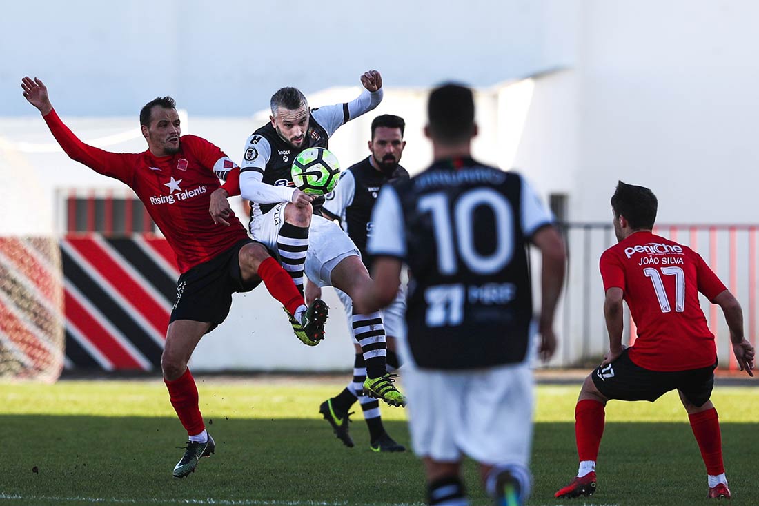 Caldas vence de vento em… proa