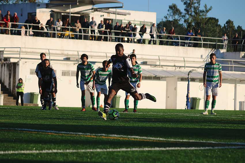 Caldas empatou com a Naval que acabou reduzida a nove