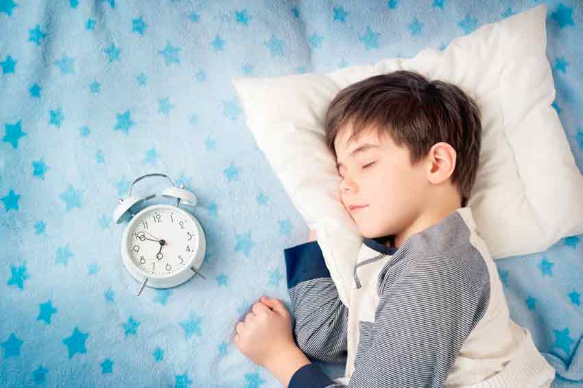 child-sleeping-with-clock Gazeta das Caldas