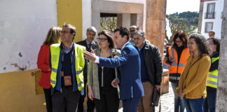 Secretária de Estado da Cultura visitou em Óbidos as obras de “um património único e invulgar”