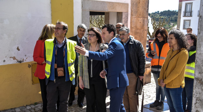 Secretária de Estado da Cultura visitou em Óbidos as obras de “um património único e invulgar”