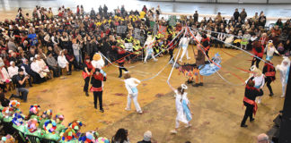 Cerca de 800 foliões abriram o Carnaval das Caldas e mostraram que a animação não tem idade.