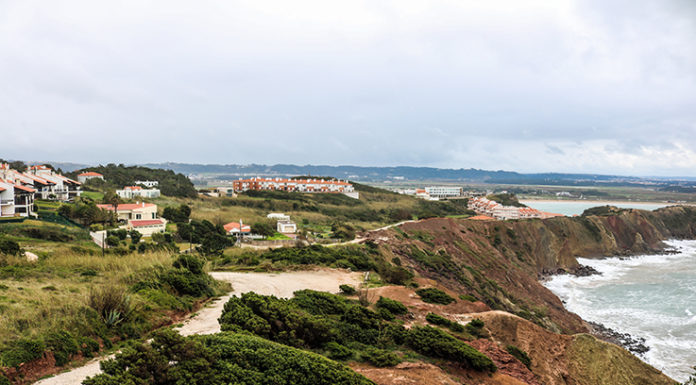 Erosão costeira ameaça casas na arriba do Facho em S. Martinho