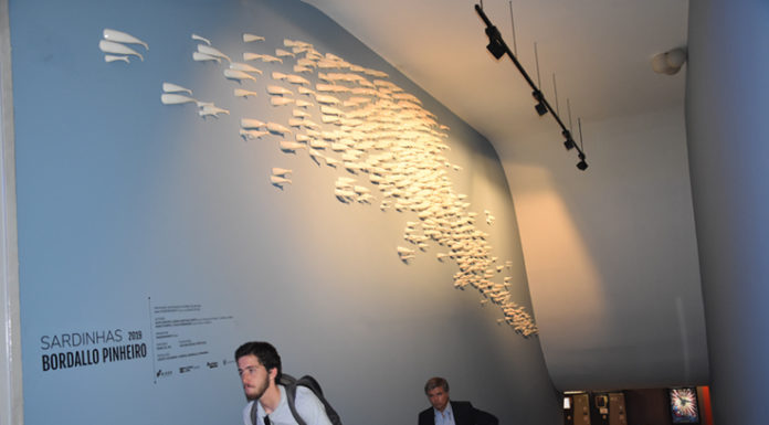 Um cardume de sardinhas numa parede do La Vie