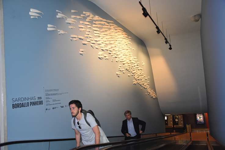 Um cardume de sardinhas numa parede do La Vie