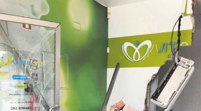 Carro despista-se nas Caldas e destrói clínica