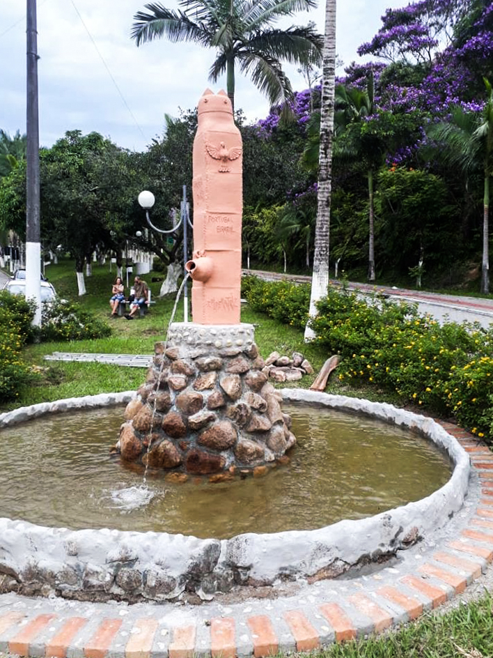 Escultura de Umbelina Barros decora balneário termal de Caldas da Imperatriz