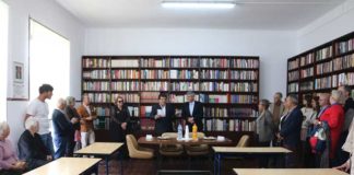 Uma biblioteca na antiga escola da Fanadia