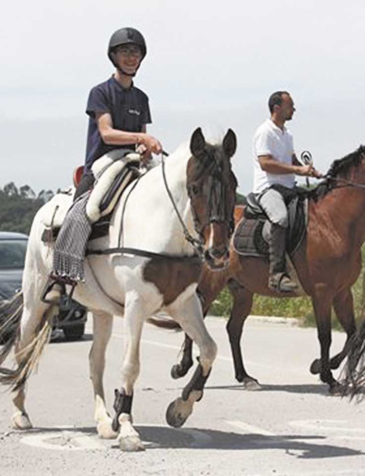 Encontro de cavaleiros em Alfeizerão ajudam comissão de festas