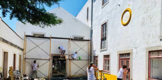Voluntários juntam-se para caiar edifício em Óbidos
