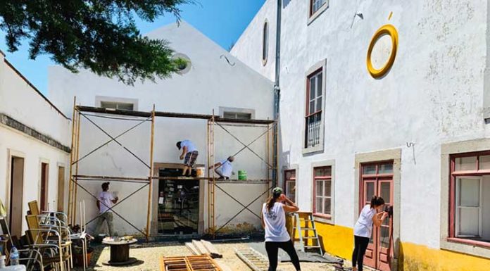 Voluntários juntam-se para caiar edifício em Óbidos