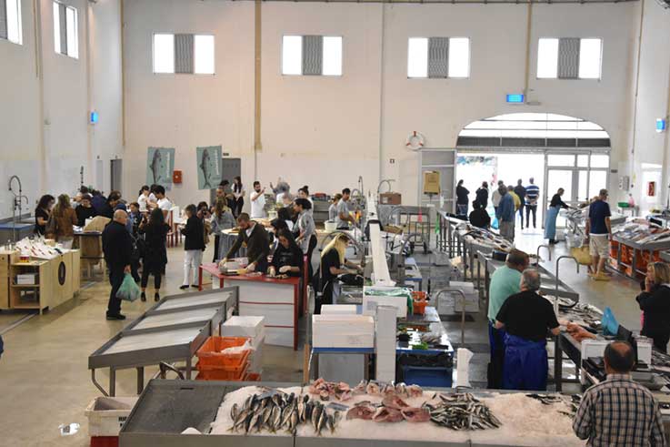 “Peixeirada” de alunos da ESAD animou Mercado do Peixe