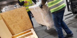 Banheira termal deixa aeroporto brasileiro um ano depois