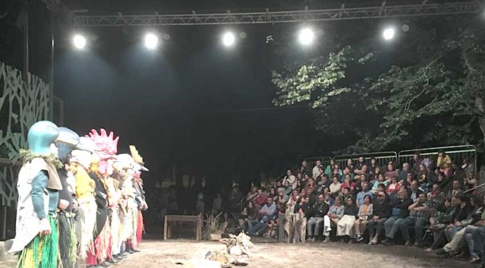 A Cidade dos Pássaros num cenário óbvio rodeado de árvores