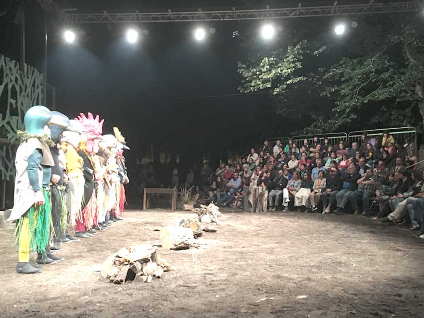 A Cidade dos Pássaros num cenário óbvio rodeado de árvores
