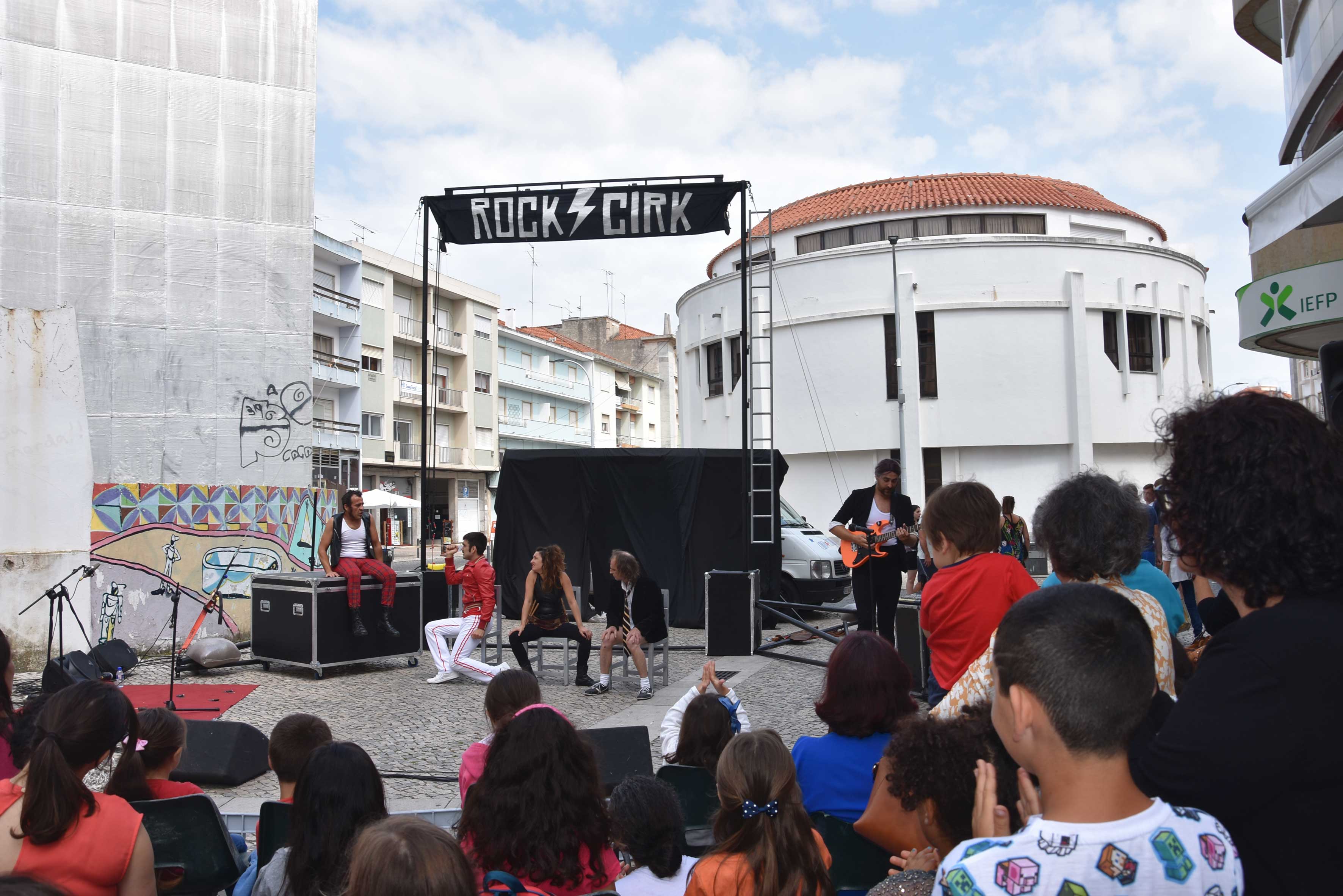 Um circo de rock e uma orquestra lotaram largo e Praça da Fruta
