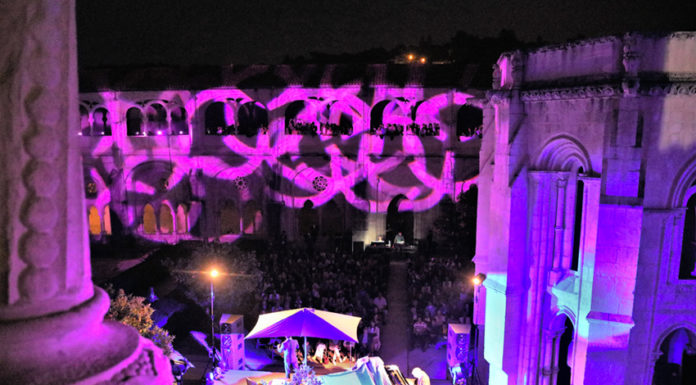 Fado de Camané com piano de Laginha atraiu multidão ao Mosteiro de Alcobaça