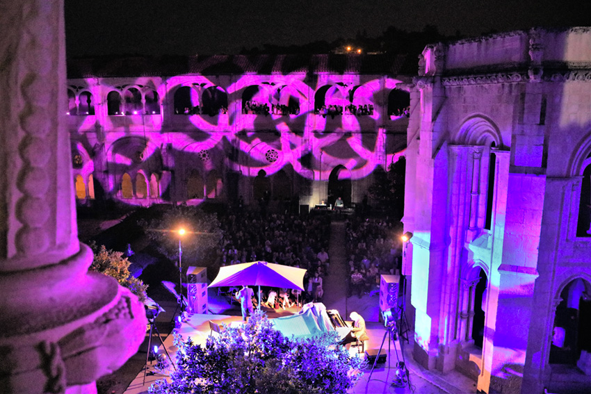 Fado de Camané com piano de Laginha atraiu multidão ao Mosteiro de Alcobaça