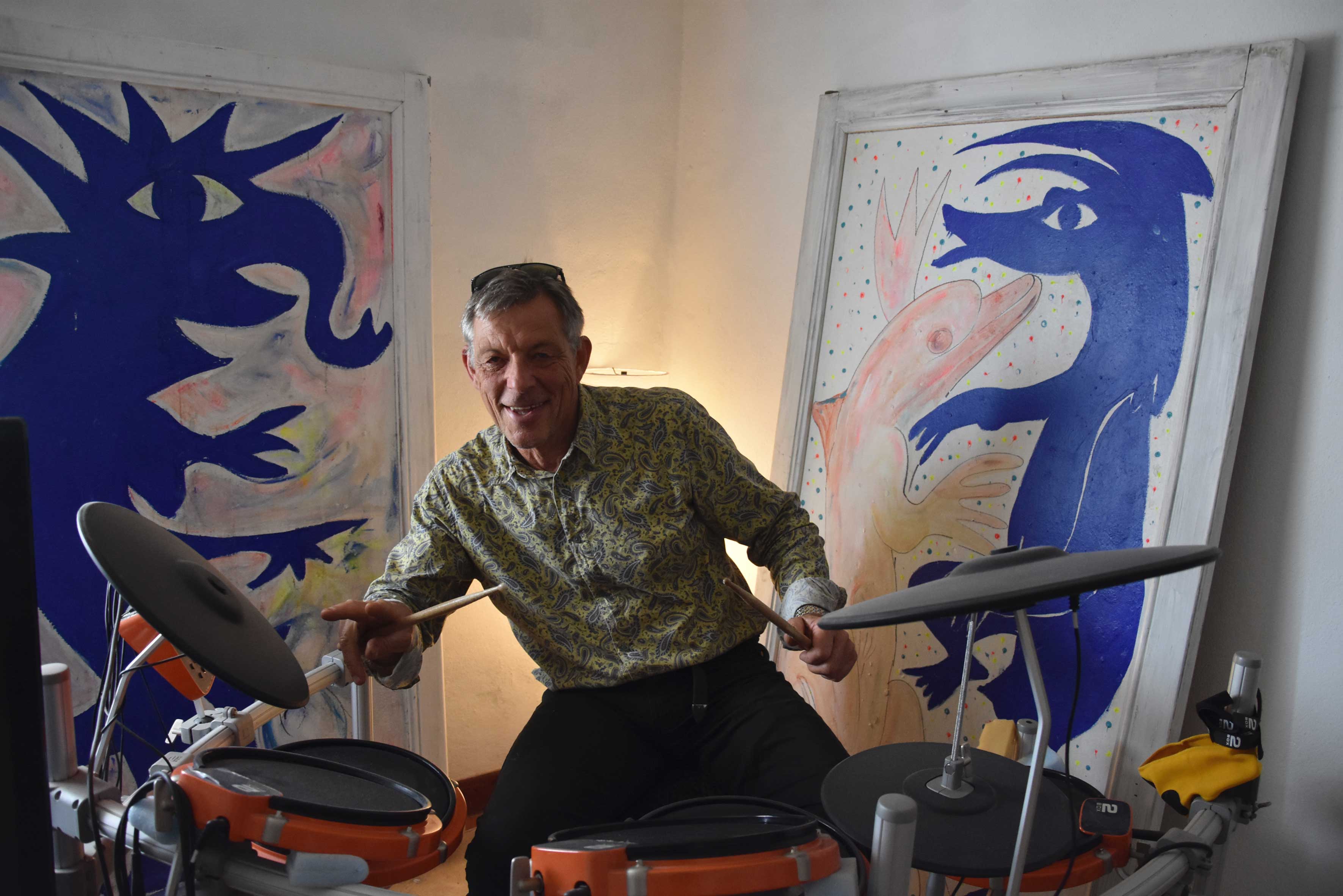 O alemão Freddy Batteur é músico e recebe artistas de todo o mundo no Bouro