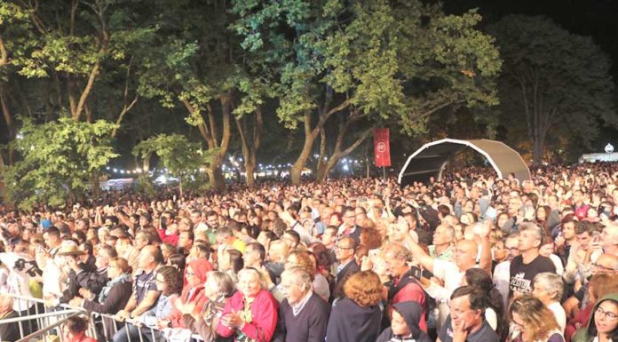 Multidão cantou com Rui Veloso no encerramento da Frutos