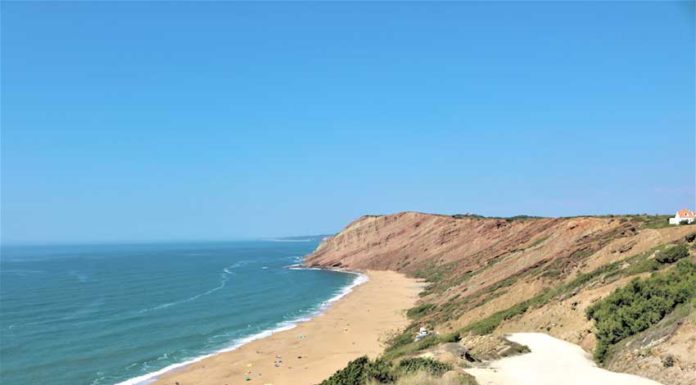 Mulher ferida com gravidade após queda de parapente na Praia da Gralha