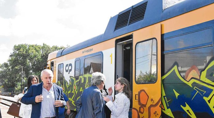 Santana Lopes viajou de comboio entre Torres Vedras e Bombarral para pressionar investimento na linha do Oeste