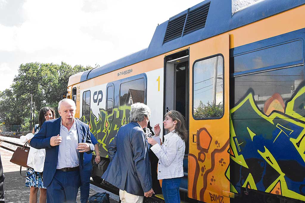Santana Lopes viajou de comboio entre Torres Vedras e Bombarral para pressionar investimento na linha do Oeste