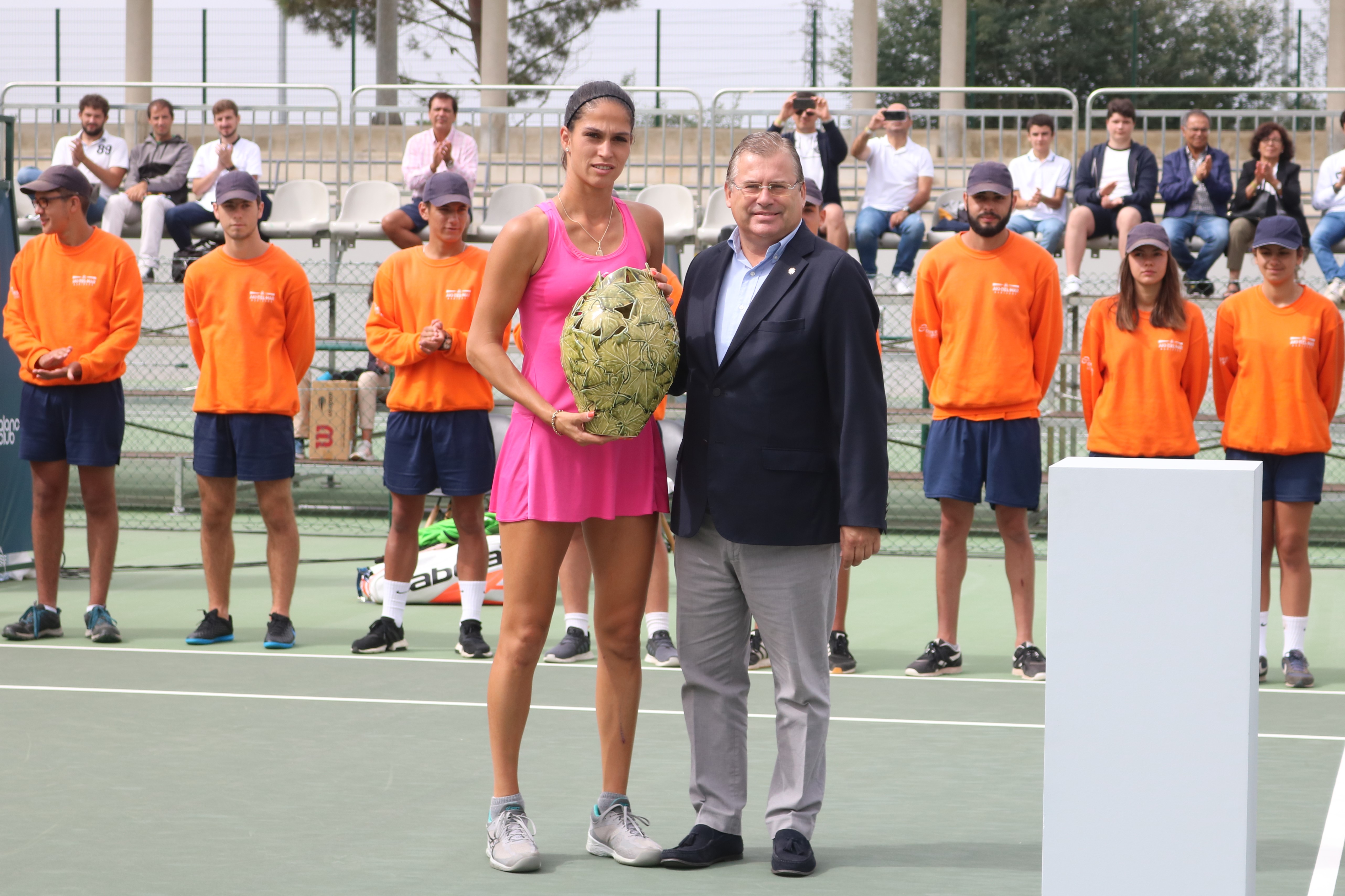 Isabella Shinikova venceu Oeste Ladies Open em singulares e pares