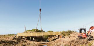 Ponte sobre o rio São Domingos aproxima Peniche de Ferrel por um percurso ciclável