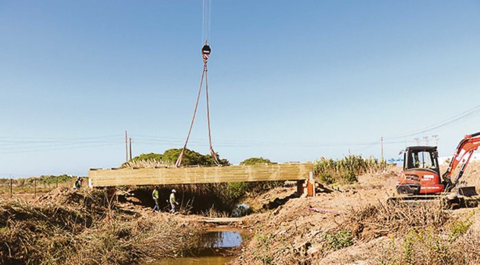 Ponte sobre o rio São Domingos aproxima Peniche de Ferrel por um percurso ciclável