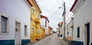 Uma rua a precisar de ser requalificada em Alfeizerão
