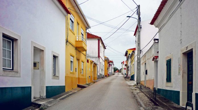 Uma rua a precisar de ser requalificada em Alfeizerão