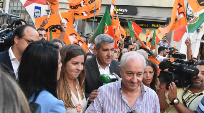 Líder do PSD em arruada com os candidatos por Leiria na Rua das Montras