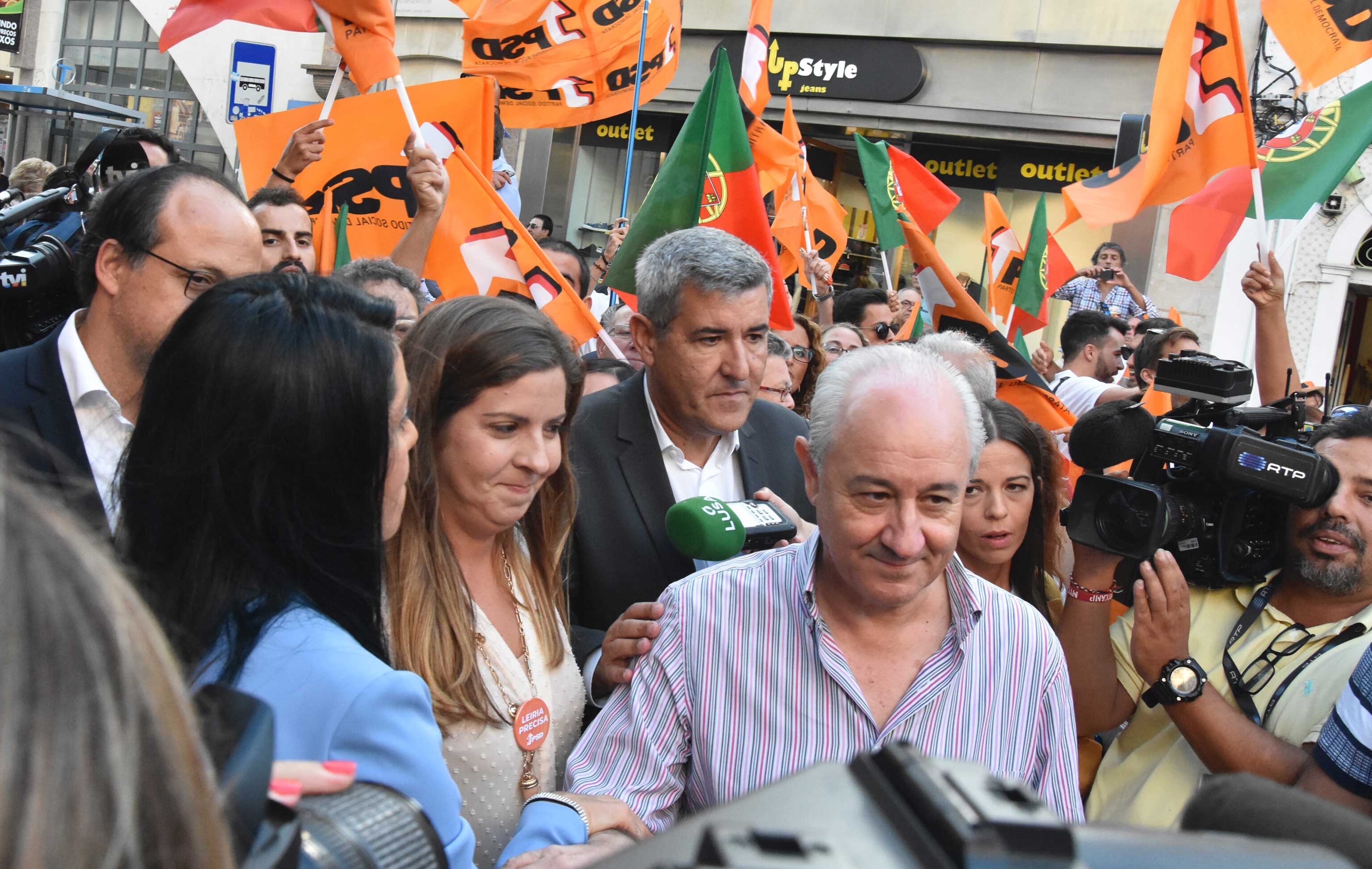 Líder do PSD em arruada com os candidatos por Leiria na Rua das Montras