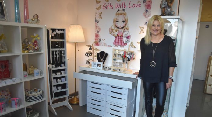 Abriu uma loja de presentes em frente à ETEO