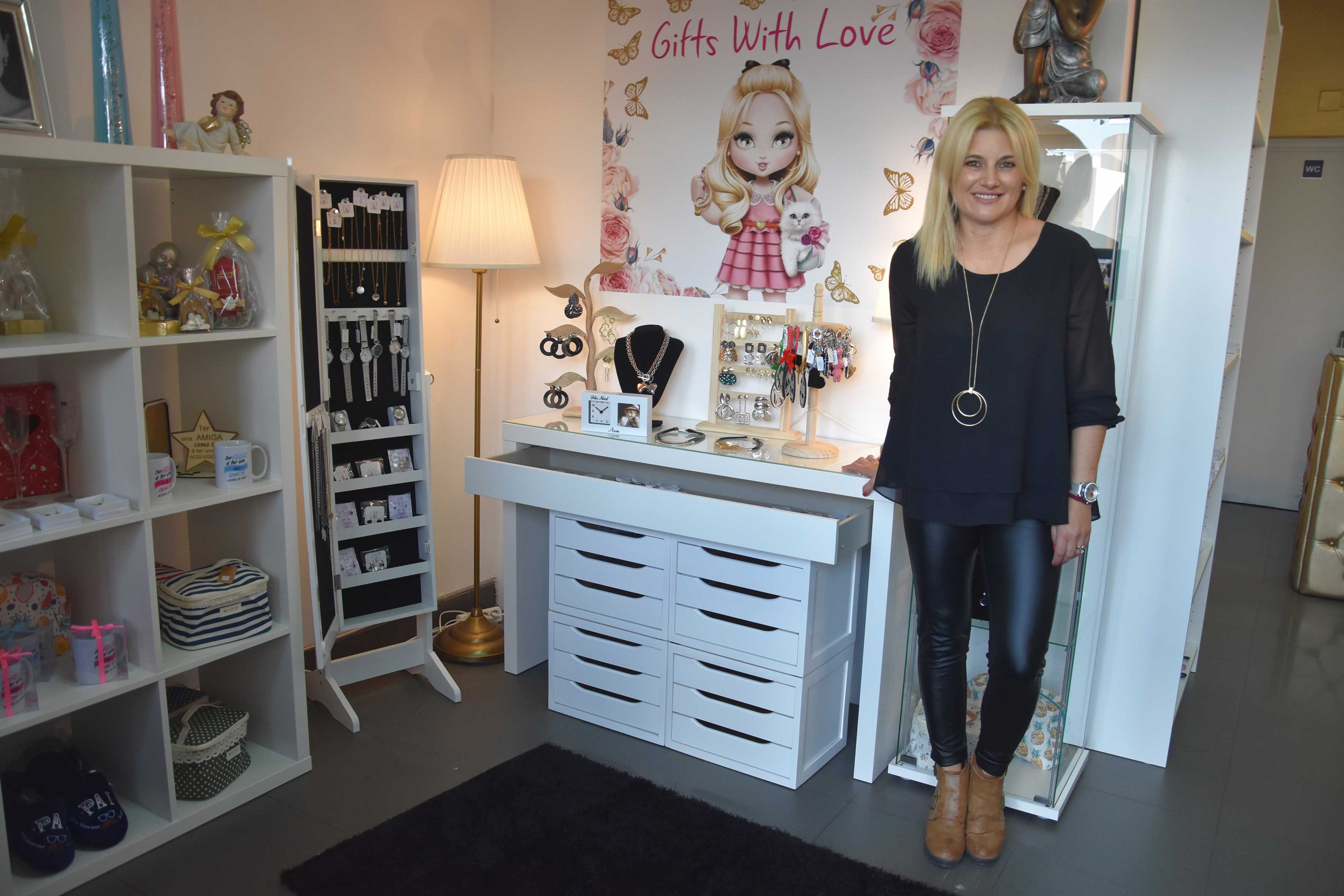 Abriu uma loja de presentes em frente à ETEO