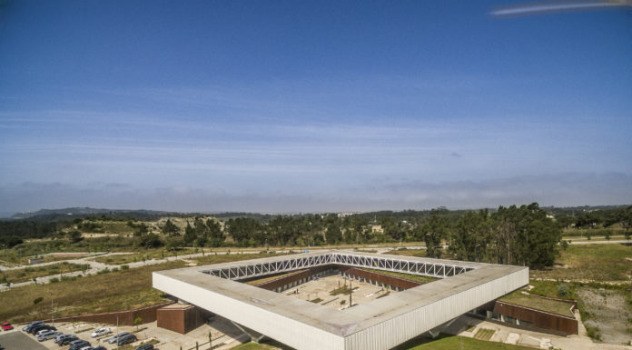 Parte da cobertura do Parque Tecnológico de Óbidos arrancada pelo vento
