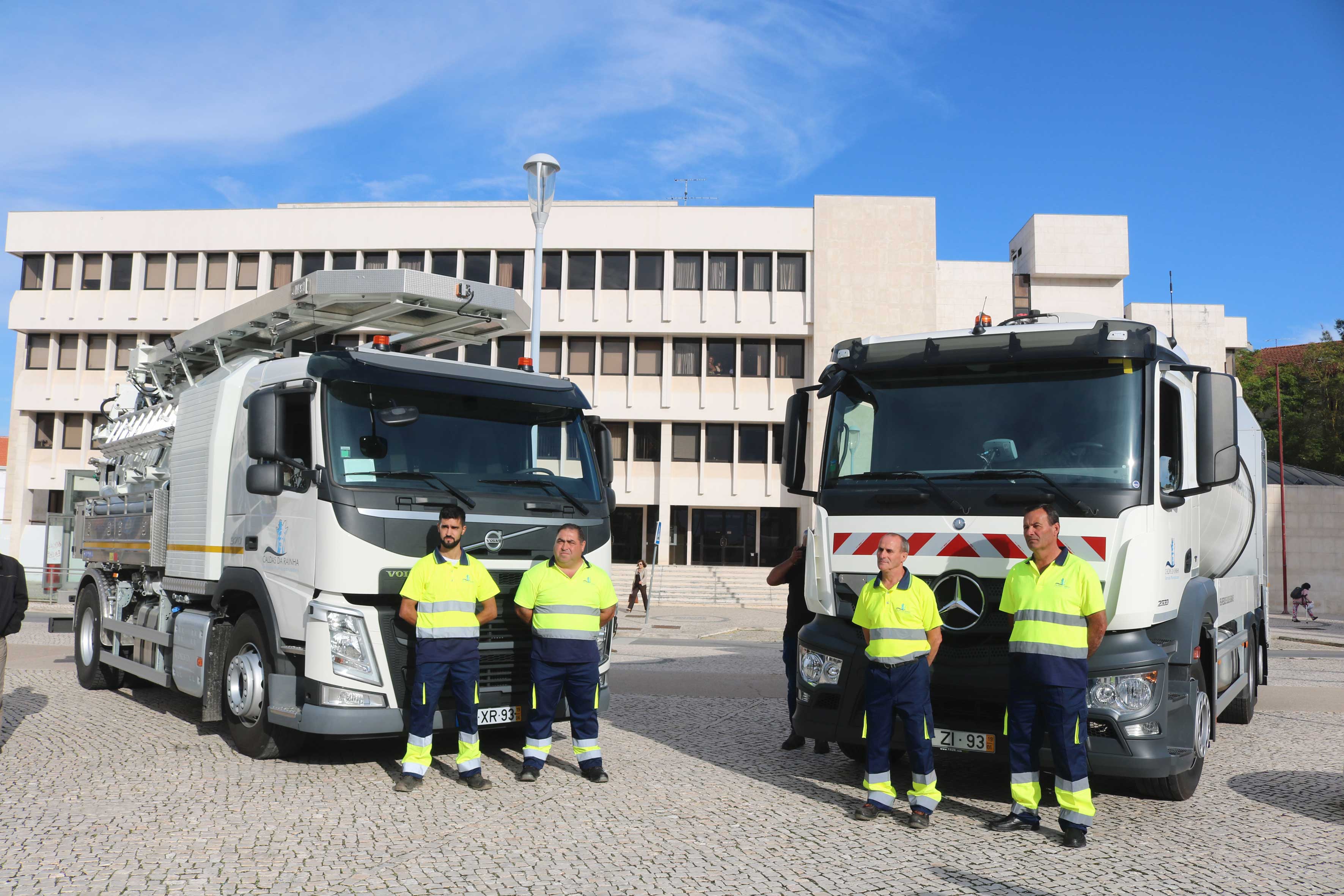 Câmara comprou dois camiões para recolha de lixos e serviço de saneamento