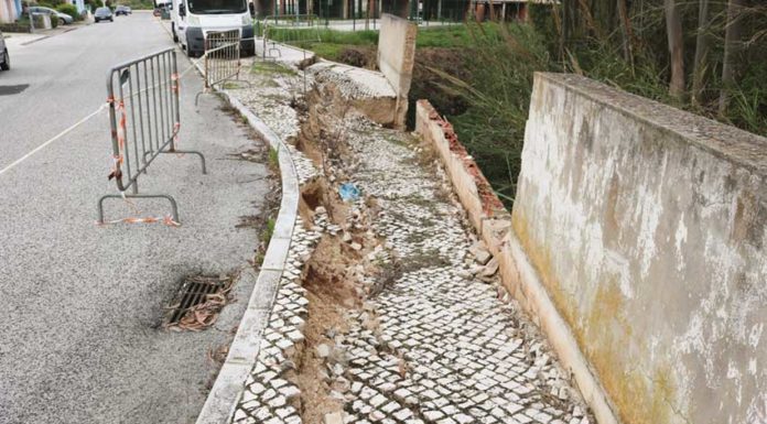 Muro que caiu na Rua das Vindimas no início de 2018 continua por reparar