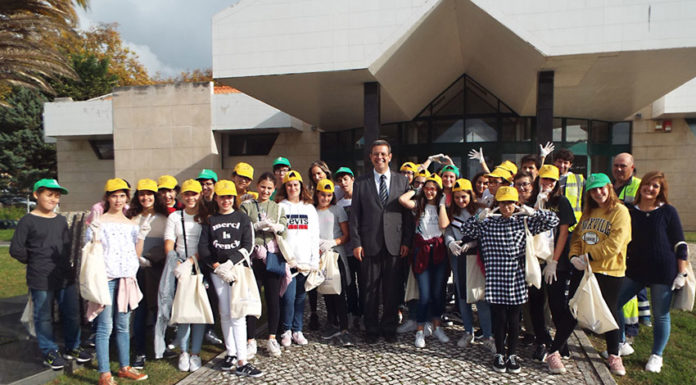 Alunos do Colégio em acção de limpeza e sensibilização