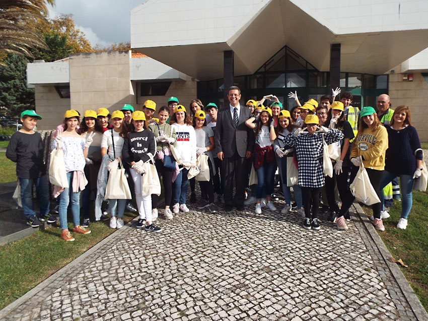 Alunos do Colégio em acção de limpeza e sensibilização
