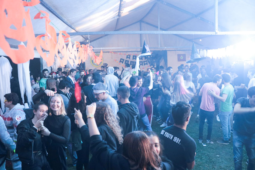 Com a comunidade  entre o “mistério” e a “abnegação”